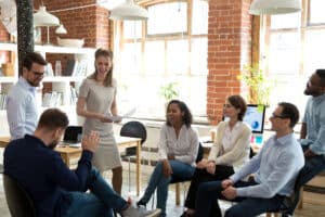 Foto eines Teams, das im Stuhlkreis brainstormed | Fehlerkultur & Projektarbeit