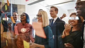 Foto eines Teams beim Brainstorming | Gleichberechtigung