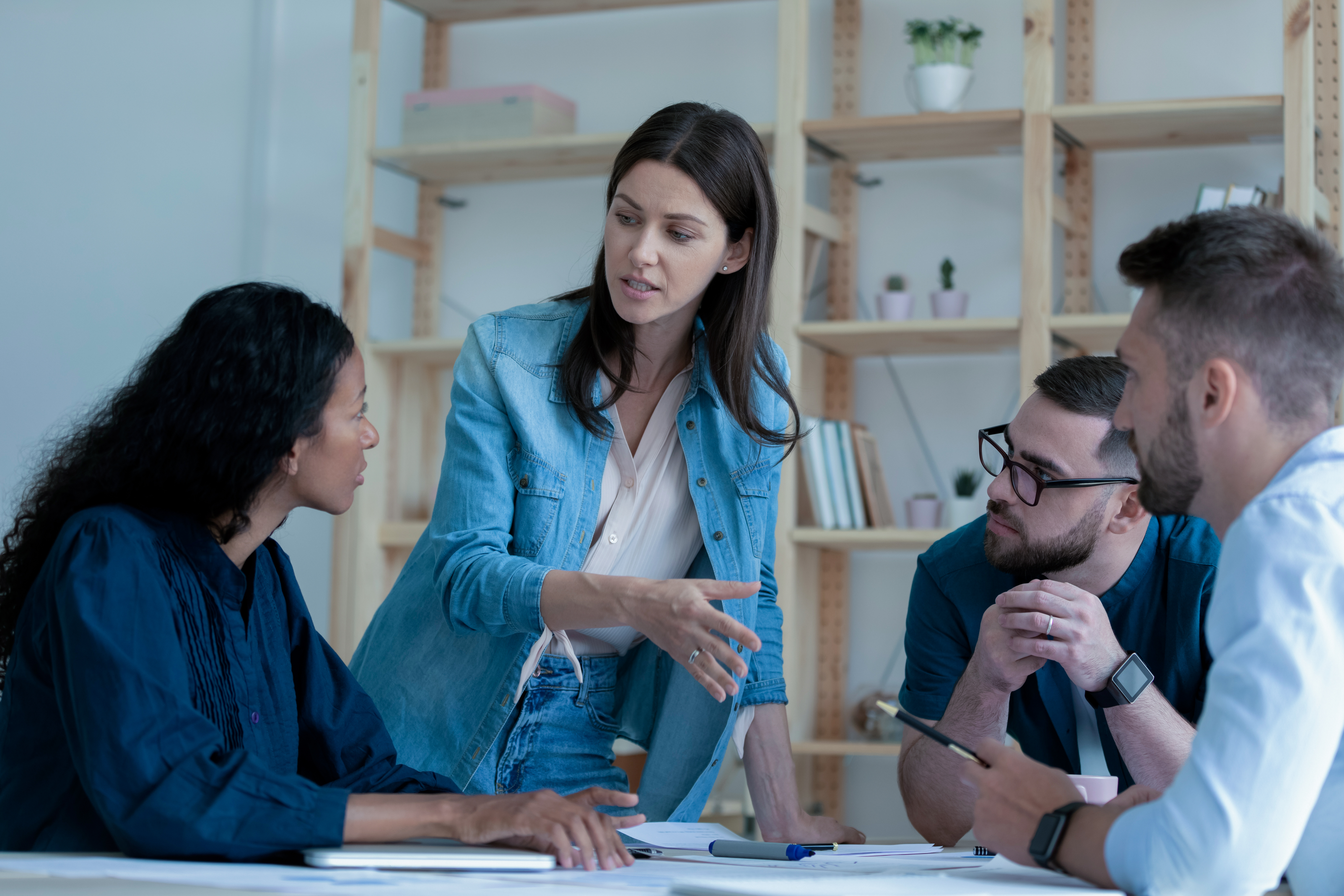 Foto von Team mit Führungskraft im Austausch  | Leadership & Projektmanagement