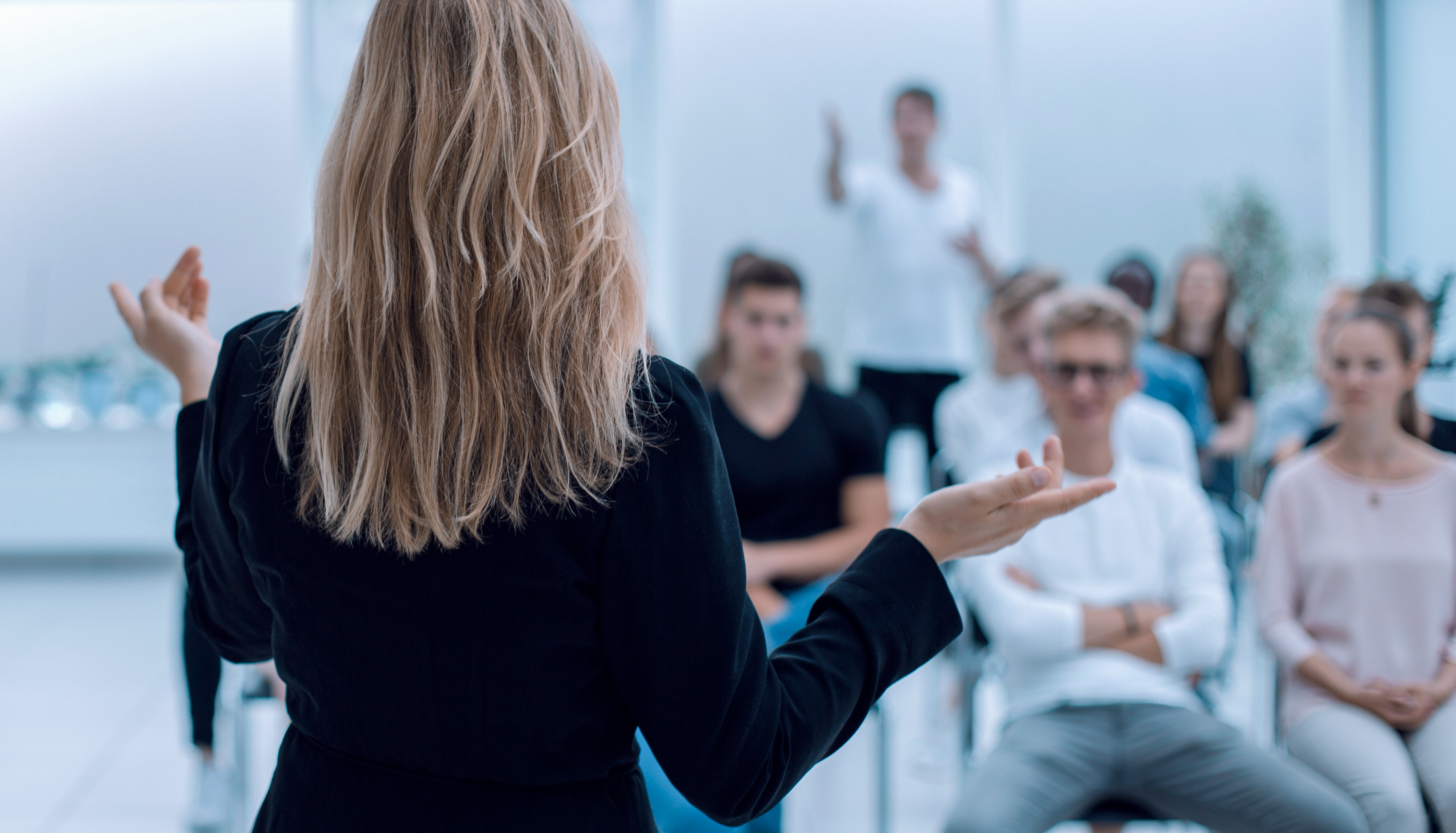 Foto aus dem Hintergrund eines Business Seminars in einem hellen Konferenzraum | Leadership, Radical Collaboration, Personalentwicklung