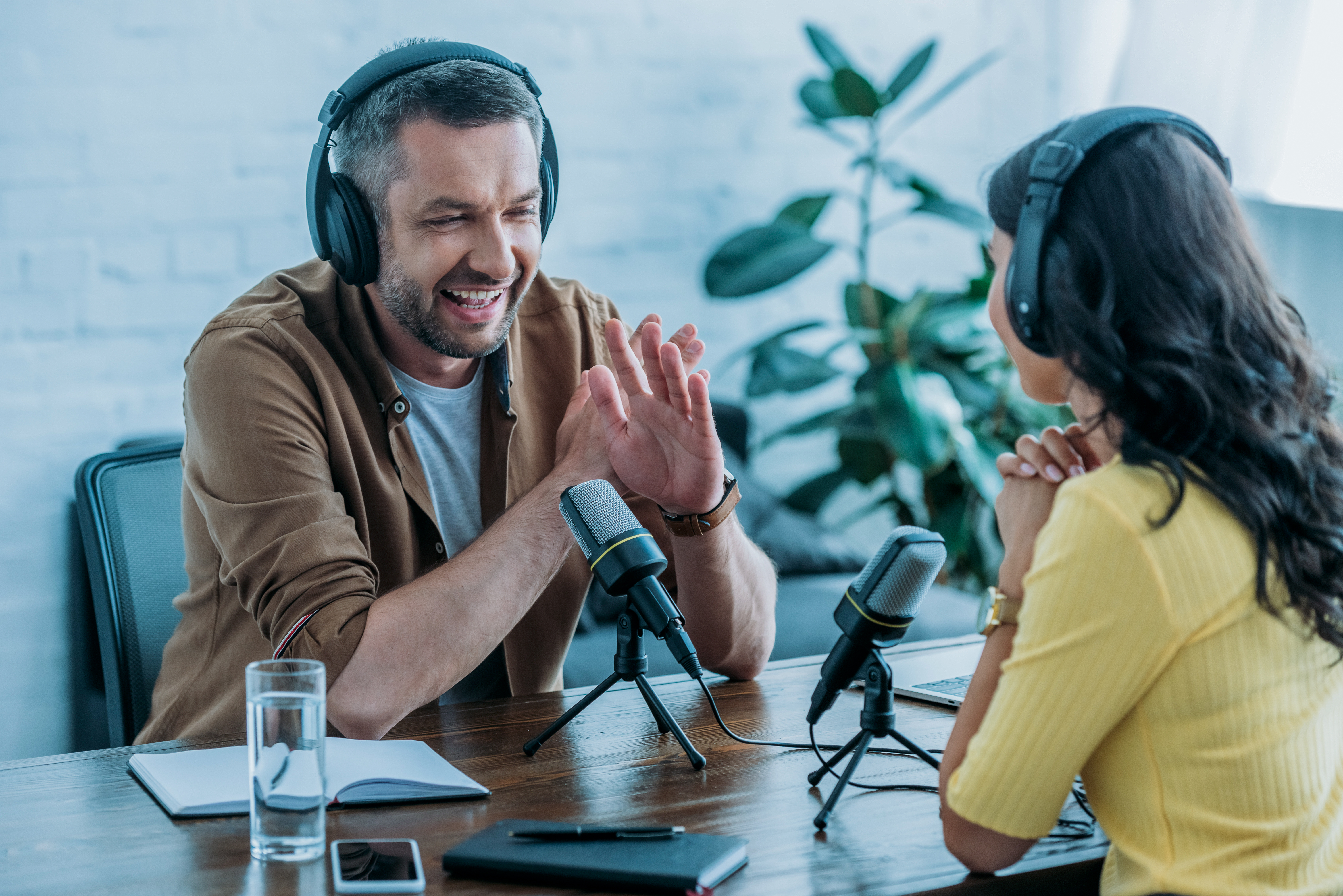 Foto von Podcastaufnahme (zwei Personen gegenüber vor Mikrophon)