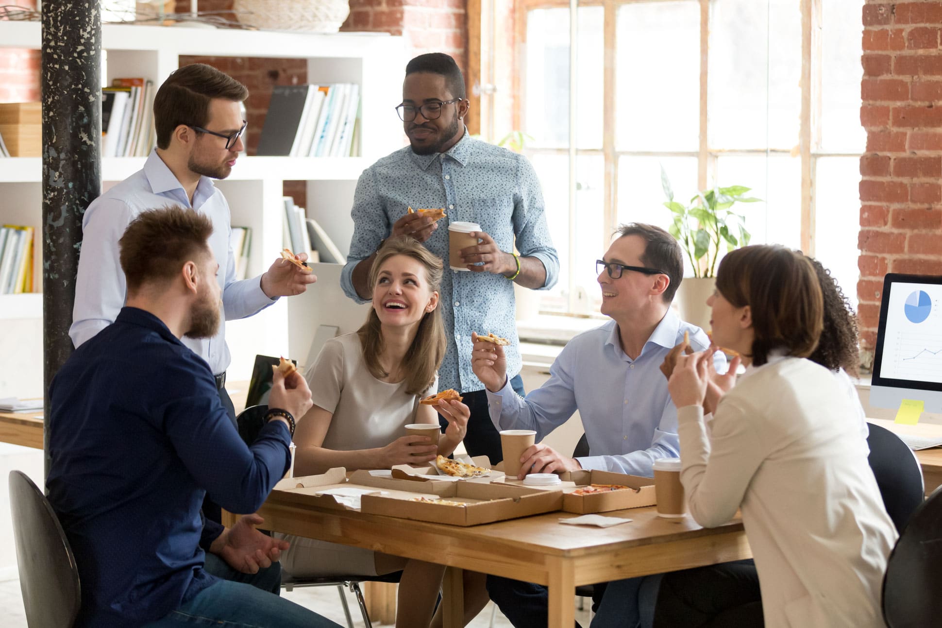 Foto eines Team-Meetings am Tisch | Struktur-Mindset-Modell