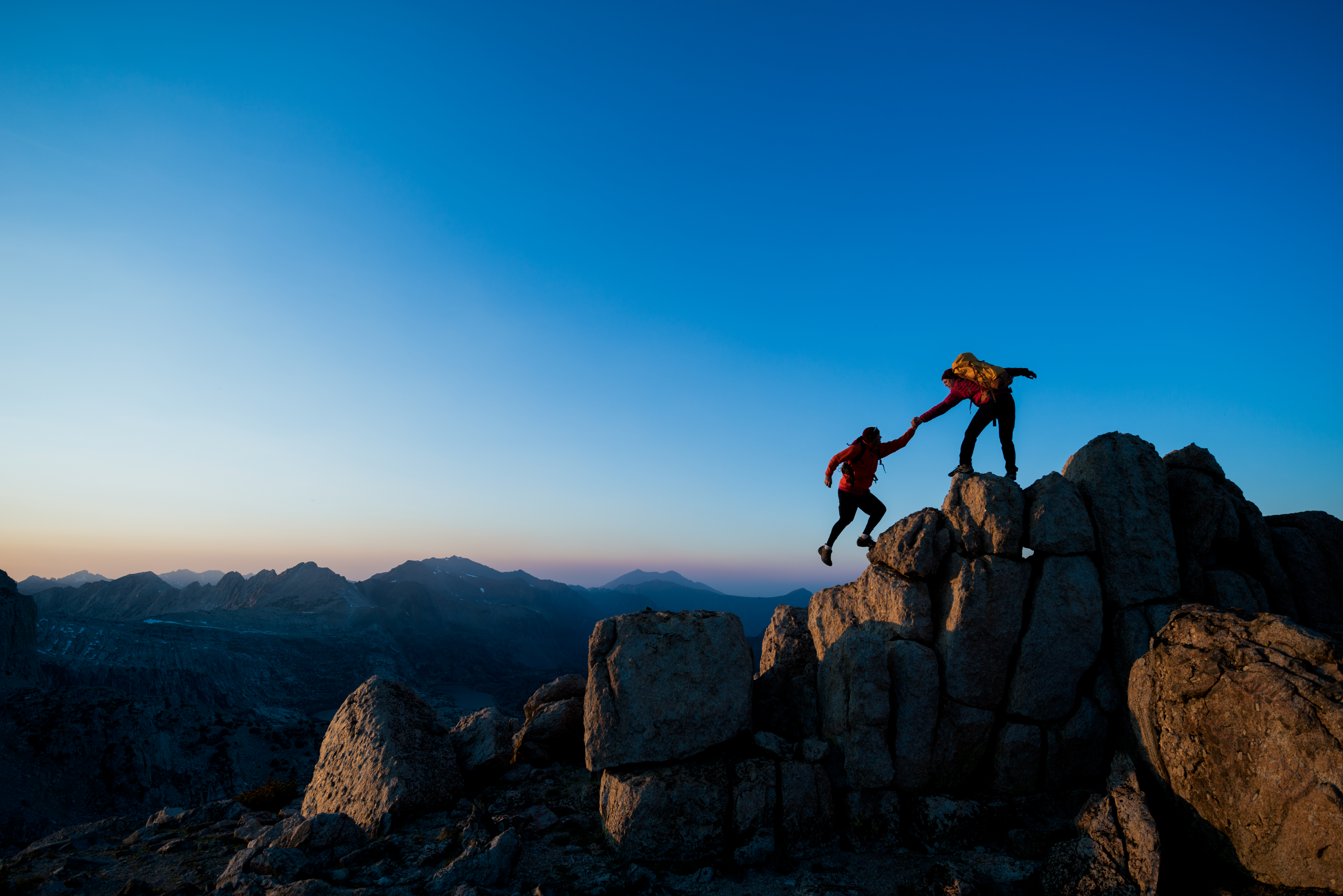 Foto zweier Bergsteiger auf einem Gipfel | Agile Methoden & Agilität