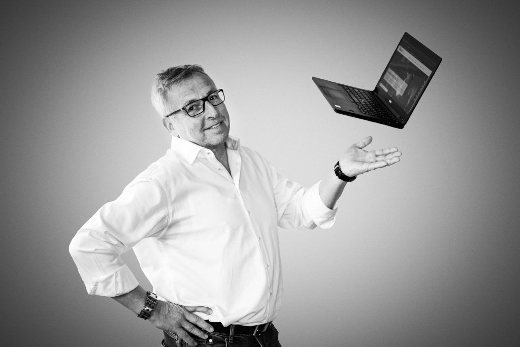 Foto von Peter Noack mit Laptop in der Hand