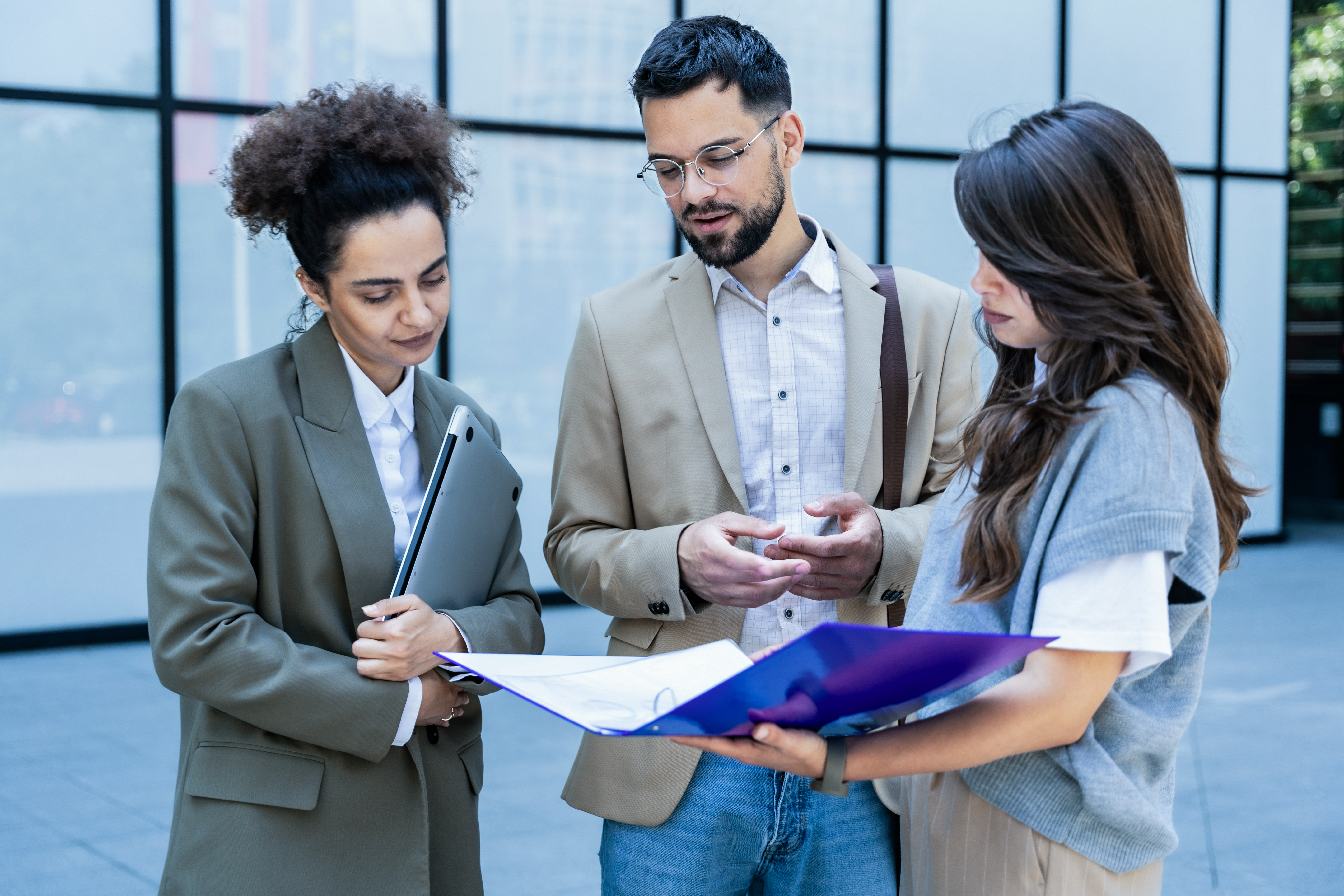 Foto von 3 Business-Personen beim Diskutieren