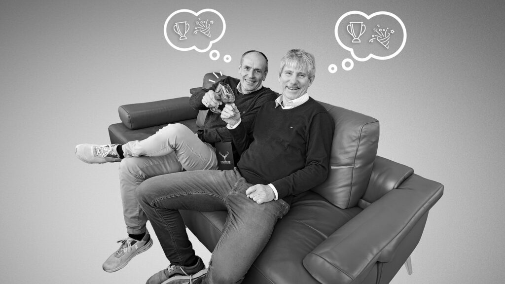 Foto von Roger & Martin gemeinsam auf dem Sofa mit einem Whiskey