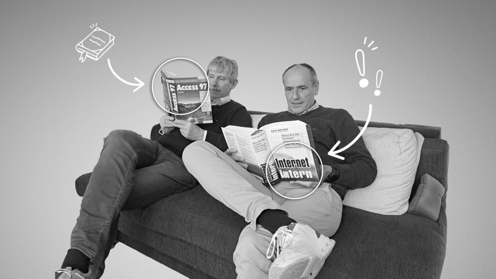 Foto von Roger & Martin gemeinsam auf dem Sofa beim Zeitschriften Lesen