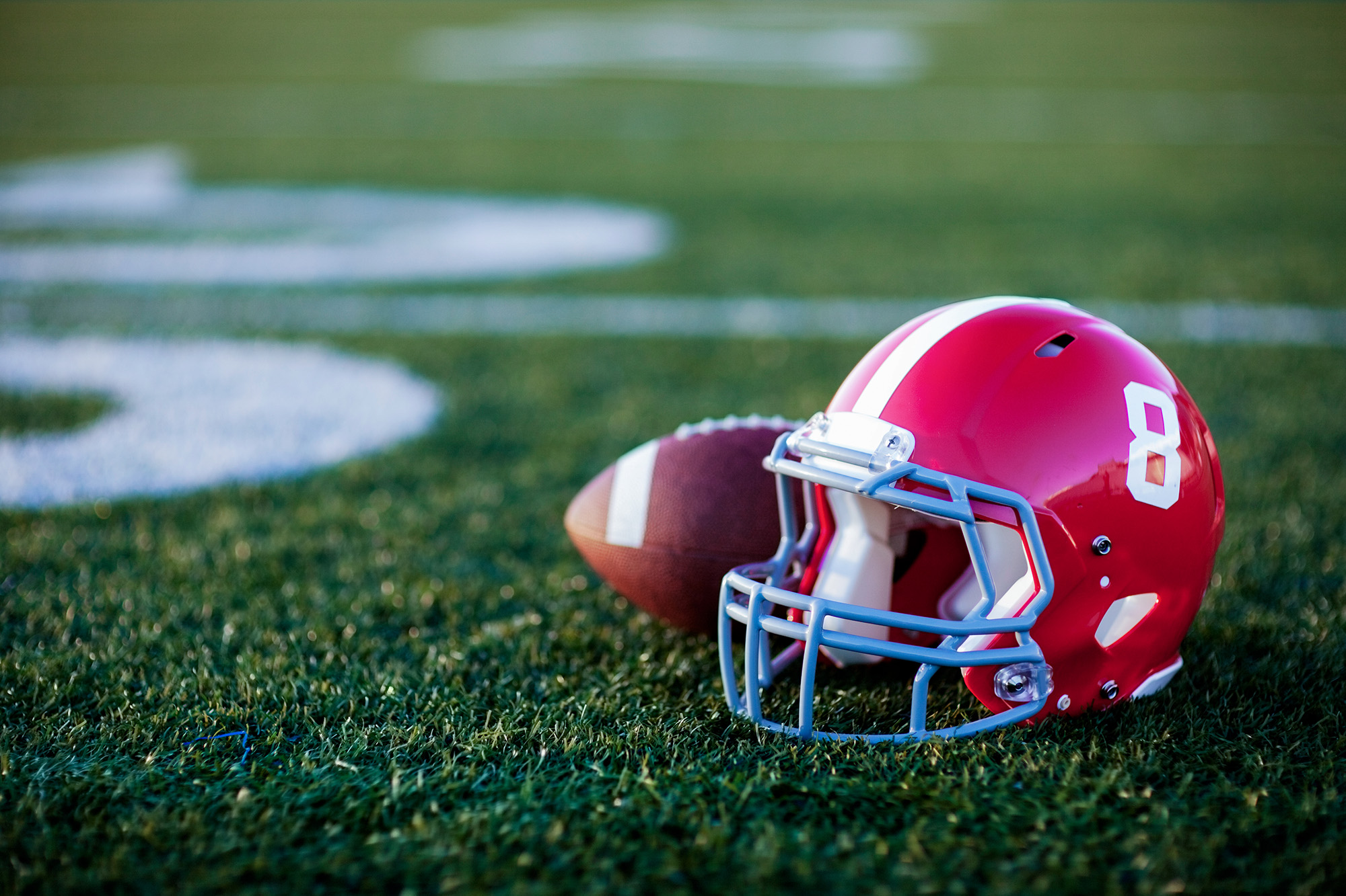 Foto eines Footballs und Helms | Super Bowl 2024